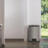 Prügikast pedaaliga eesmises osas roostevabast terasest Slim Jim - 90L - Rubbermaid